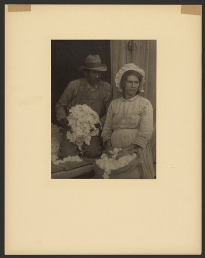 Coppia di contadini con cotone raccolto, Stati Uniti sudorientali. da Doris Ulmann