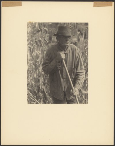 [Uomo con zappa nel campo di sorgo] da Doris Ulmann