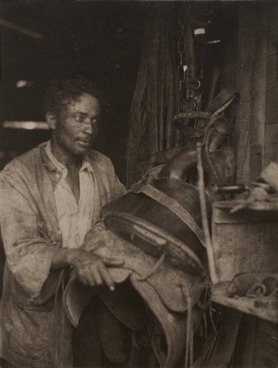 Uomo con una sella, c.1920 da Doris Ulmann
