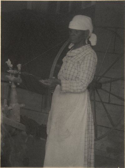 Donna alla ruota da filare da Doris Ulmann