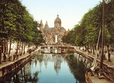 Vista lungo Voorburgwal verso Sint-Nicolaasbasiliek, Amsterdam, pub. c.1900 da Dutch Photographer