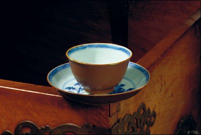 Tazza e piattino in ceramica Batavia, carico della nave affondata "Geldermalsen", c.1750 da Dutch School