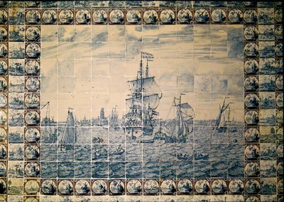 Pannello di piastrelle di Delft dal bagno che raffigura una scena di navigazione da Dutch School