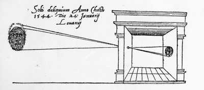 Prima illustrazione pubblicata di una camera oscura che osserva un