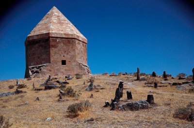 Mausoleo anonimo nel vecchio cimitero da Dynasty Seljuq