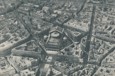 Caratteristica architettonica centrale di Parigi migliorata dalla lungimiranza nella progettazione delle strade, c1935 da ENA