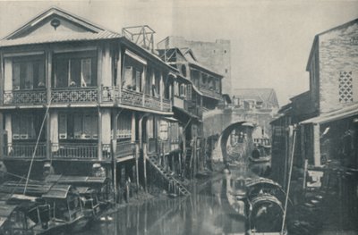 Acque inquinate sotto un ponte che conduce a case infelici di povertà e dolore, c1935 da ENA