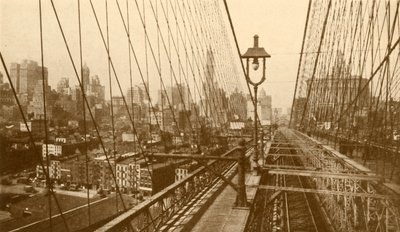 Lower Manhattan visto attraverso la rete di cavi sul ponte sospeso di Brooklyn, c1930 da ENA