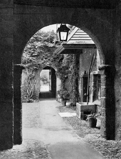 Vecchio cortile nei pressi della Cattedrale di Exeter, Devon, 1924-1926 da E. Bastard