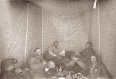 Membri della spedizione Arabah Survey nella loro tenda, 1883 da E. Gordon Hull