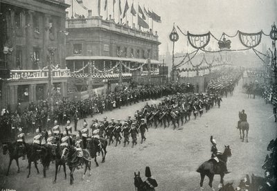 Il contingente navale attraversa il London Bridge verso Southwark, Londra, 1897 da E. and S. Woodbury