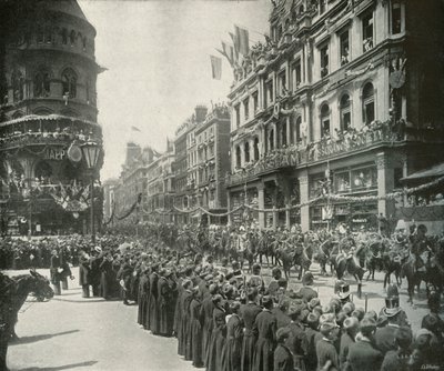 La processione reale: Passando l