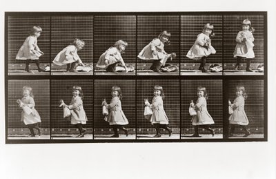 Bambino che gioca con una bambola, Tavola 481 da Animal Locomotion da Eadweard Muybridge