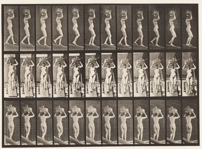 Scendere una pendenza, cesto da 20 libbre sulla testa, mani alzate, 1872-1885 da Eadweard Muybridge
