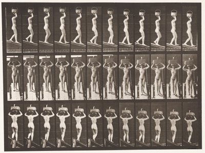 Tavola 124. Scendere una pendenza, cesto di 20 libbre sulla testa, mani alzate da Eadweard Muybridge