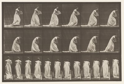 Fare una riverenza, ventaglio nella mano destra da Eadweard Muybridge