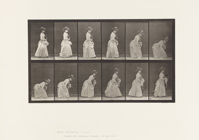 Chinarsi e sollevare un fazzoletto; parasole nella mano sinistra da Eadweard Muybridge