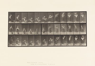 Tavola 230. Sollevare un cestino da 30 libbre da terra alla testa, girarsi, 1885 da Eadweard Muybridge