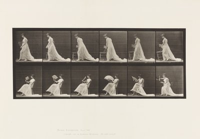 Mettere una sedia, sedersi e sventolare un ventaglio da Eadweard Muybridge