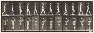 Tavola 27. Camminare, portando una pietra di 70 libbre sulla testa, mani alzate da Eadweard Muybridge