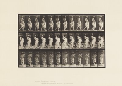 Camminare, portando un bambino da Eadweard Muybridge