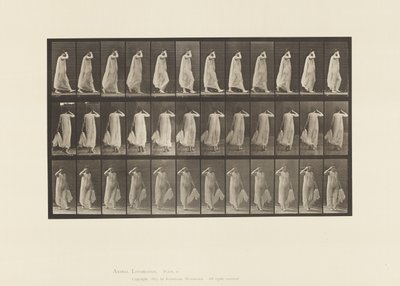 Camminare, mano sinistra che tiene il vestito, mano destra al viso da Eadweard Muybridge