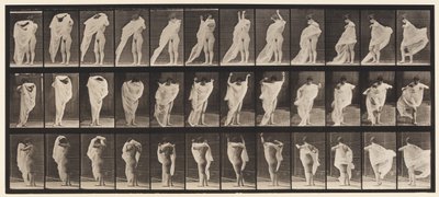 Toilette, indossare un vestito (tavola 416) da Eadweard Muybridge