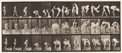 Toilette, chinarsi, avvolgere la mantella sulle spalle da Eadweard Muybridge