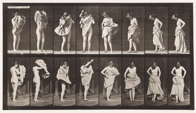 Piatto 425. Toilette, indossando vestito e girandosi da Eadweard Muybridge