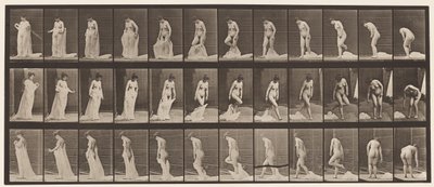 Piatto 430. Toilette; Togliersi i vestiti da Eadweard Muybridge