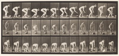 Chinarsi e rotolare una pietra a terra da Eadweard Muybridge