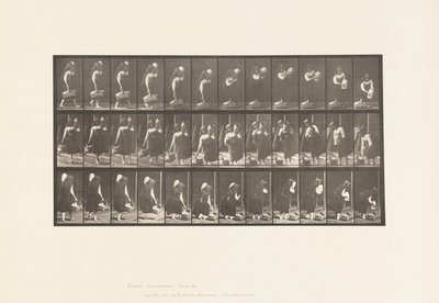 Portare un vaso sulla spalla e un cesto in mano da Eadweard Muybridge