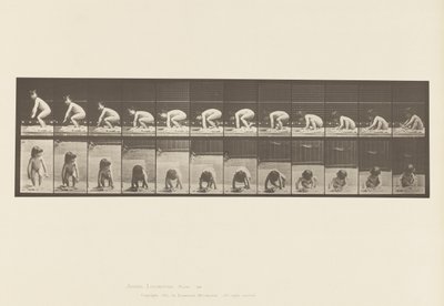 Bambino che si alza da terra da Eadweard Muybridge