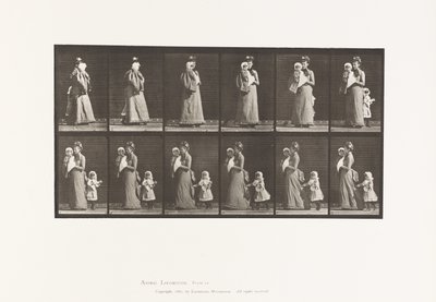 Tavola 52. Camminare portando un bambino, girarsi; un altro bambino che si aggrappa al vestito da Eadweard Muybridge