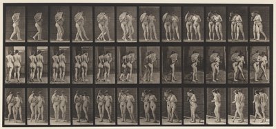 Piastra 54. Camminare, due modelli/uno sventola un ventaglio, braccio a braccio da Eadweard Muybridge