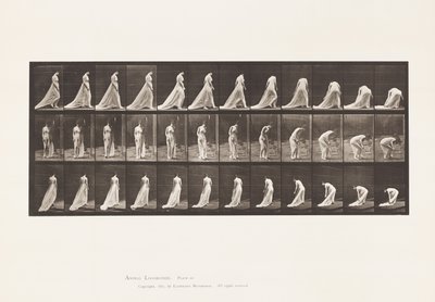 Tavola 56. Camminare, girare e chinarsi per sollevare il treno da Eadweard Muybridge