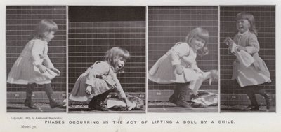 Figura umana in movimento: Fasi del sollevamento di una bambola da parte di un bambino da Eadweard Muybridge