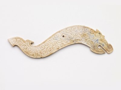 Pendente a forma di drago, V-IV secolo a.C. da Eastern Zhou Dynasty Chinese School