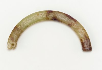 Pendente a forma di drago, VI secolo a.C. da Eastern Zhou Dynasty Chinese School