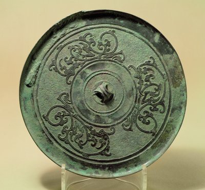Specchio con draghi intrecciati, Dinastia Zhou Orientale, periodo degli Stati Combattenti, 475-221 a.C. da Eastern Zhou Dynasty Chinese School
