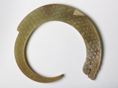 Pendente a forma di drago arricciato da Eastern Zhou Dynasty Chinese School