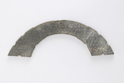 Placca sottile tagliata ad arco di cerchio, del tipo huang, Changsha, provincia di Hunan, 4°-3° secolo a.C. da Eastern Zhou Dynasty Chinese School