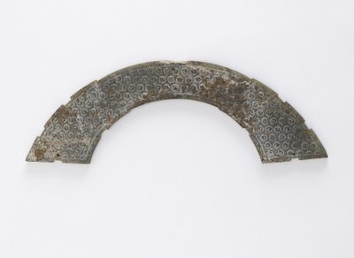 Placca sottile tagliata ad arco di cerchio, del tipo huang, Changsha, provincia di Hunan, 4°-3° secolo a.C. da Eastern Zhou Dynasty Chinese School