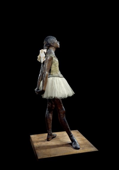 Grande ballerina di 14 anni. Scultura di Edgar Degas in bronzo patinato, tulle e raso rosa su base di legno da Edgar Degas