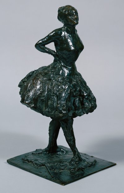 Ballerina in abito casual, con le mani sui fianchi, la gamba destra in avanti, fusa c.1919-21 da Edgar Degas