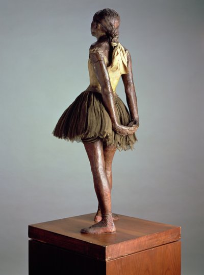 Piccola ballerina, 14 anni, vista da dietro da Edgar Degas