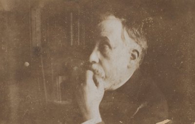 Autoritratto in biblioteca con mano al mento da Edgar Degas