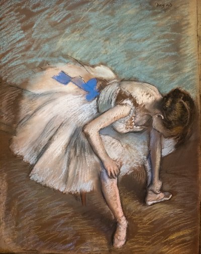 Ballerina seduta che si massaggia il piede da Edgar Degas