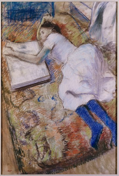 Giovane ragazza distesa che guarda un album, c.1889 da Edgar Degas