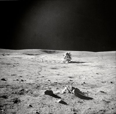 Vista EVA di Apollo 14, superficie lunare da Edgar Mitchell